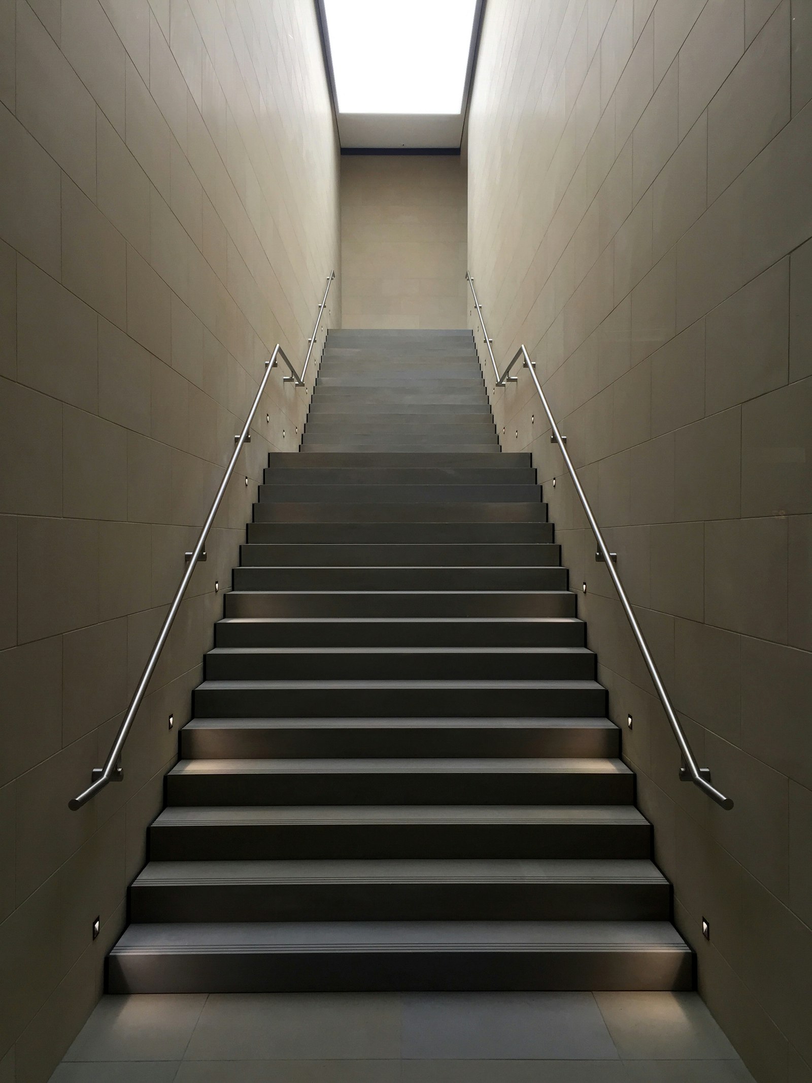 Treppenhaus mit sauberen Stufen — typischer Einsatzort für Unterhaltsreinigung